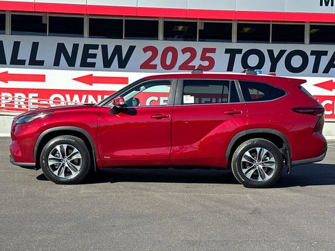 New 2026 Toyota Highlander XLE image 2