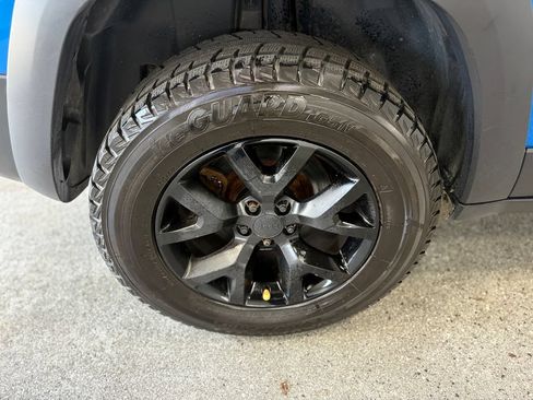 Used 2018 Jeep Cherokee Trailhawk w/ Comfort & Convenience Group AWD/4WD image 27