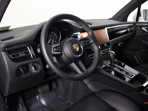 Used 2025 Porsche Macan image 4