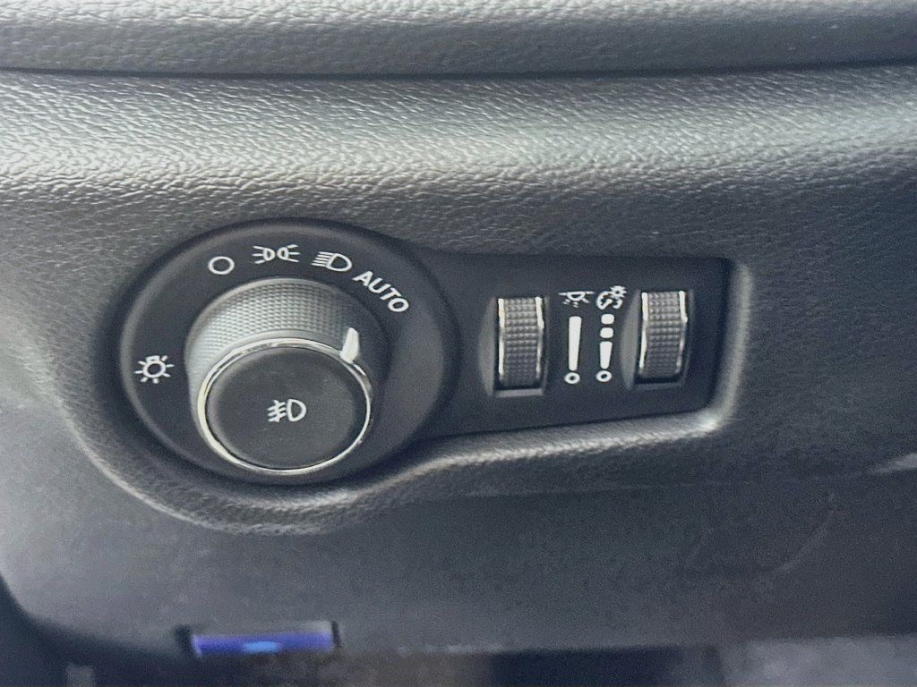 Used 2025 Chrysler Pacifica Limited FWD image 24