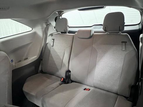 Certified 2021 Toyota Sienna LE image 10