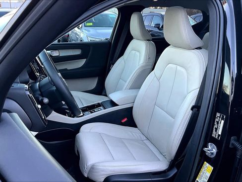 Certified 2023 Volvo XC40 B5 Plus w/ Protection Package Premier image 8