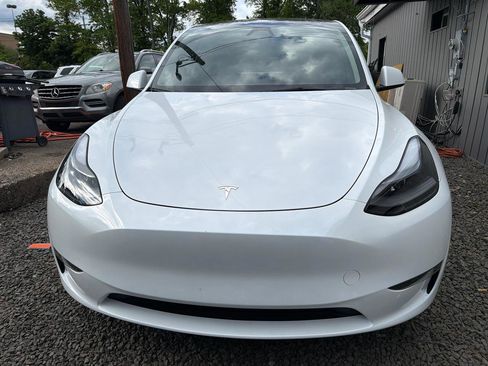 Used 2024 Tesla Model Y Long Range AWD/4WD image 2