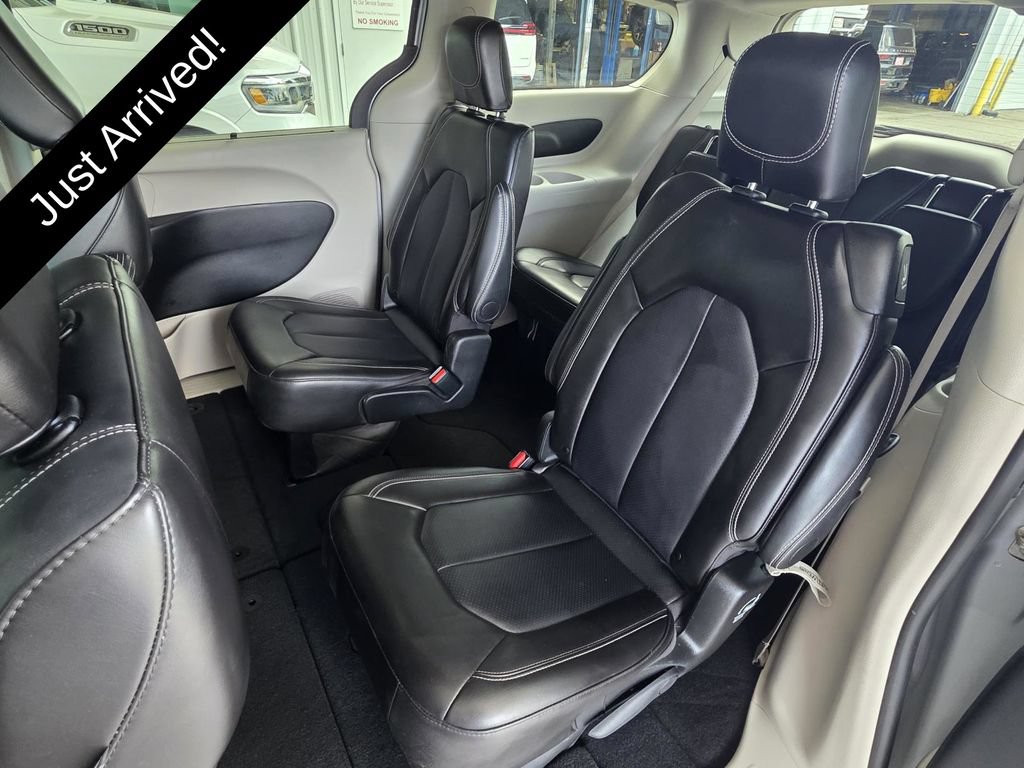 Certified 2024 Chrysler Pacifica Touring-L FWD image 9
