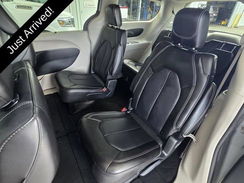 Used 2024 Chrysler Pacifica Touring-L FWD image 9