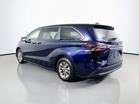 Used 2025 Toyota Sienna XLE AWD/4WD image 6