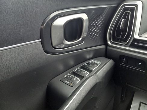 Used 2024 Kia Sorento S image 27