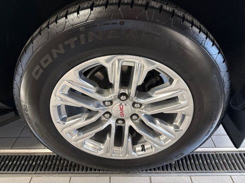 Used 2024 GMC Yukon SLT w/ SLT Luxury Package image 11