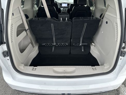 Used 2024 Chrysler Pacifica Touring-L image 5