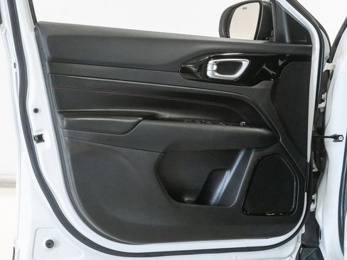 Used 2025 Jeep Compass Trailhawk AWD/4WD image 8