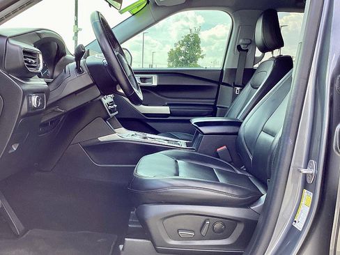 Used 2021 Ford Explorer XLT w/ Equipment Group 202A image 9