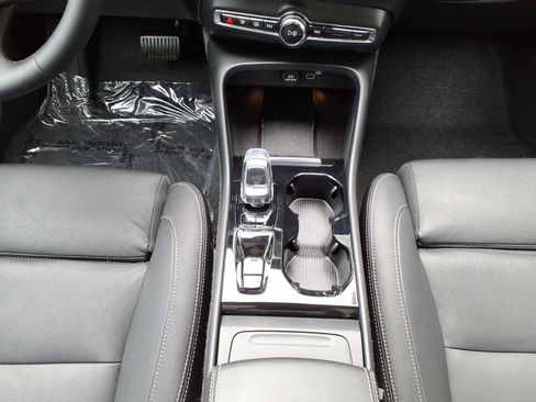 Certified 2025 Volvo XC40 B5 Plus AWD/4WD image 19