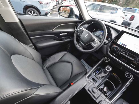 Used 2024 Toyota Grand Highlander XLE image 32