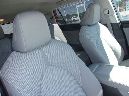 Used 2020 Toyota Highlander LE AWD/4WD image 13