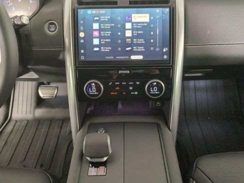 Certified 2025 Land Rover Discovery Dynamic SE image 21