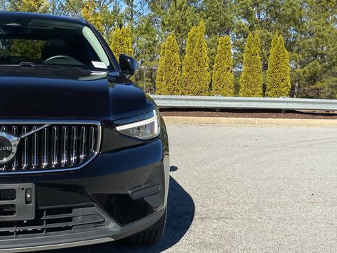 Used 2025 Volvo XC40 B5 Core image 21