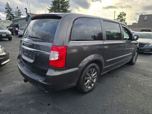 Used 2016 Chrysler Town & Country S w/ Driver Convenience Group image 5