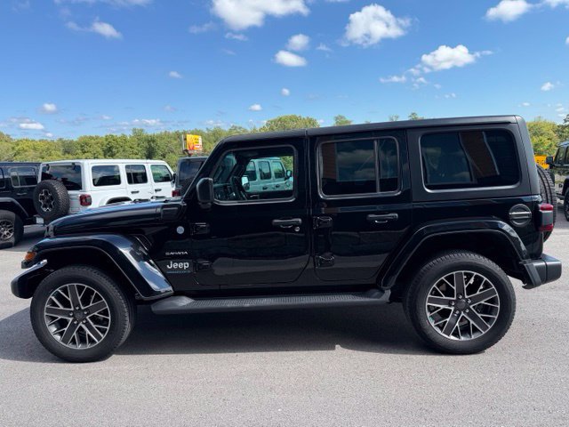 Used 2023 Jeep Wrangler Unlimited Sahara w/ Cold Weather Group AWD/4WD image 6