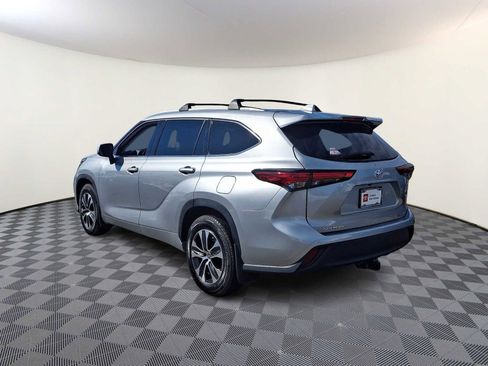 Used 2022 Toyota Highlander XLE image 9