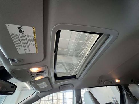 Used 2018 Toyota Sienna XLE image 19