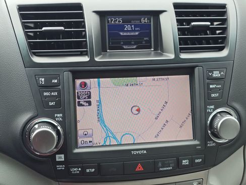 Used 2011 Toyota Highlander SE w/ Tow Pkg AWD/4WD image 24