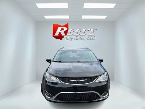 Used 2020 Chrysler Pacifica Touring-L Plus w/ Advanced Safetytec Group FWD image 2