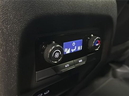 Used 2025 Chevrolet Traverse LT image 26