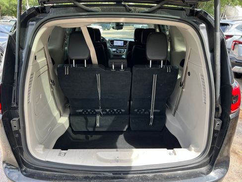 Used 2023 Chrysler Pacifica Touring-L FWD image 38