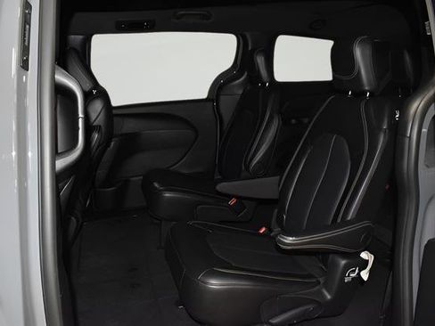 Used 2025 Chrysler Pacifica Select FWD image 25