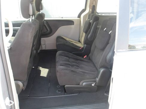 Used 2014 Chrysler Town & Country Touring FWD image 10