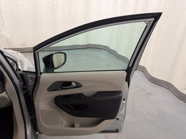 Used 2024 Chrysler Pacifica Limited FWD image 14