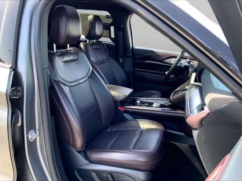 Certified 2025 Ford Explorer Platinum RWD image 9