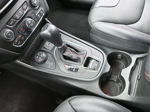 Used 2022 Jeep Cherokee Trailhawk w/ Premium Leather Package AWD/4WD image 27
