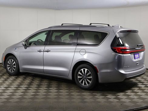 Used 2021 Chrysler Pacifica Touring-L image 10