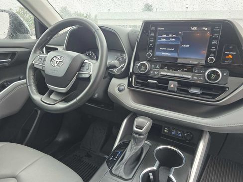 Used 2022 Toyota Highlander XLE AWD/4WD image 12