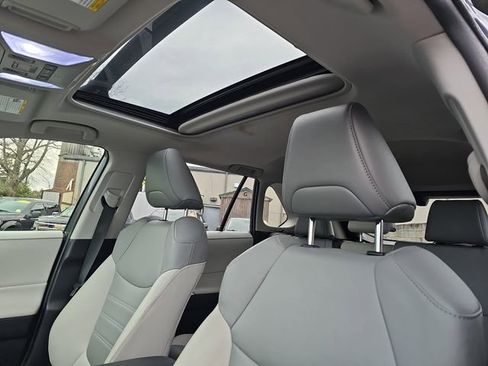 Used 2021 Toyota RAV4 XLE Premium image 15