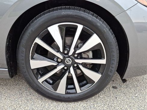 Used 2023 Nissan Sentra SV w/ SV Premium Package FWD image 27