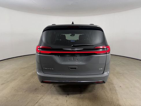 Used 2023 Chrysler Pacifica Touring-L AWD/4WD image 8