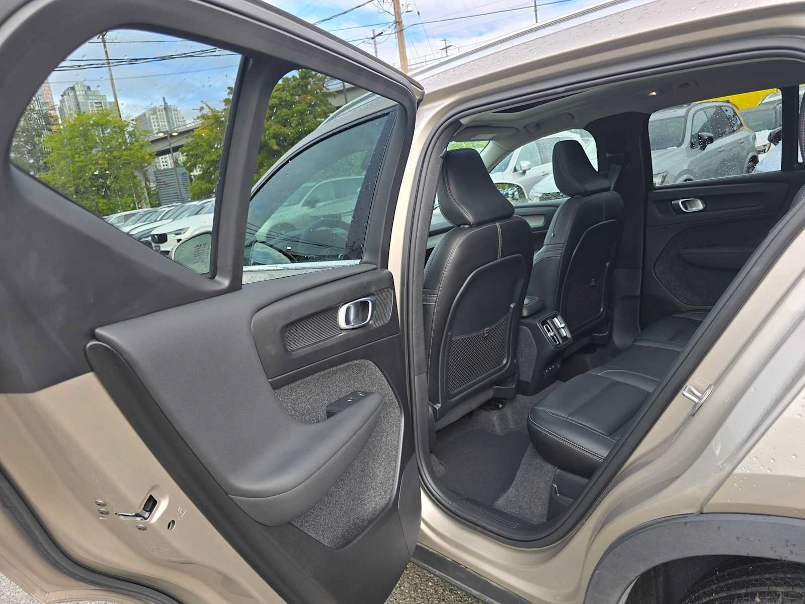 Certified 2024 Volvo XC40 B5 Plus w/ Protection Package Premier AWD/4WD image 17