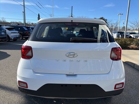Certified 2025 Hyundai Venue SE image 7
