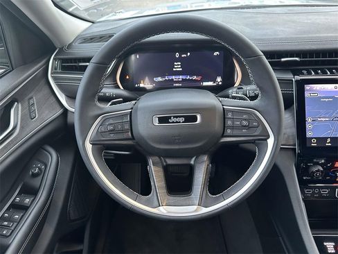 Used 2023 Jeep Grand Cherokee Limited image 15