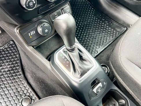 Used 2020 Jeep Renegade Sport image 17