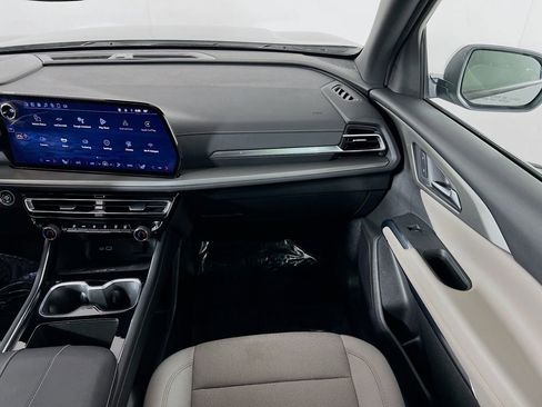 Used 2025 Chevrolet Traverse LT image 23