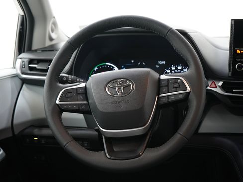 Used 2025 Toyota Sienna XLE w/ XLE Plus Package AWD/4WD image 18
