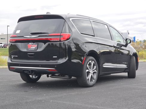 New 2026 Chrysler Pacifica Pinnacle w/ Trailer Tow Group image 17