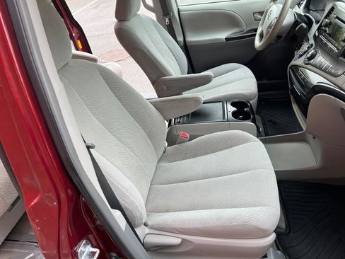 Used 2014 Toyota Sienna LE FWD image 17