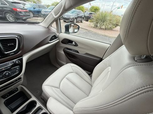 Used 2017 Chrysler Pacifica Touring FWD image 57