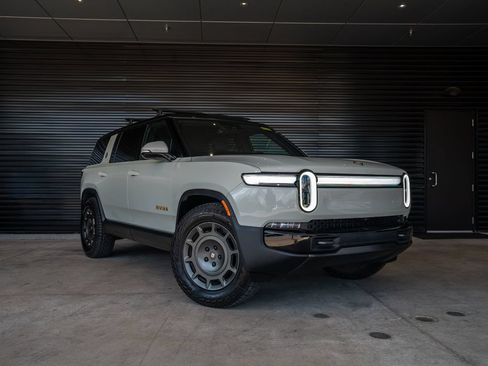 Used 2025 Rivian R1S Premium Dual AWD/4WD image 9