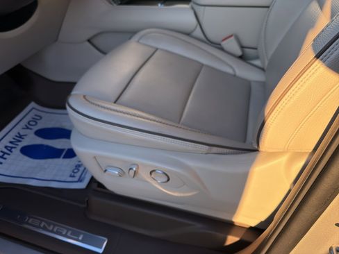 Used 2021 GMC Yukon Denali w/ Denali Ultimate Package image 17