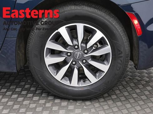 Used 2023 Chrysler Pacifica Touring-L FWD image 34